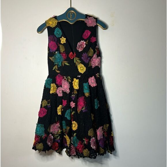 NWT Alice + Olivia Becca Pouf Dress Embroidered Flower Black Dress Size 4 - Picture 1 of 9